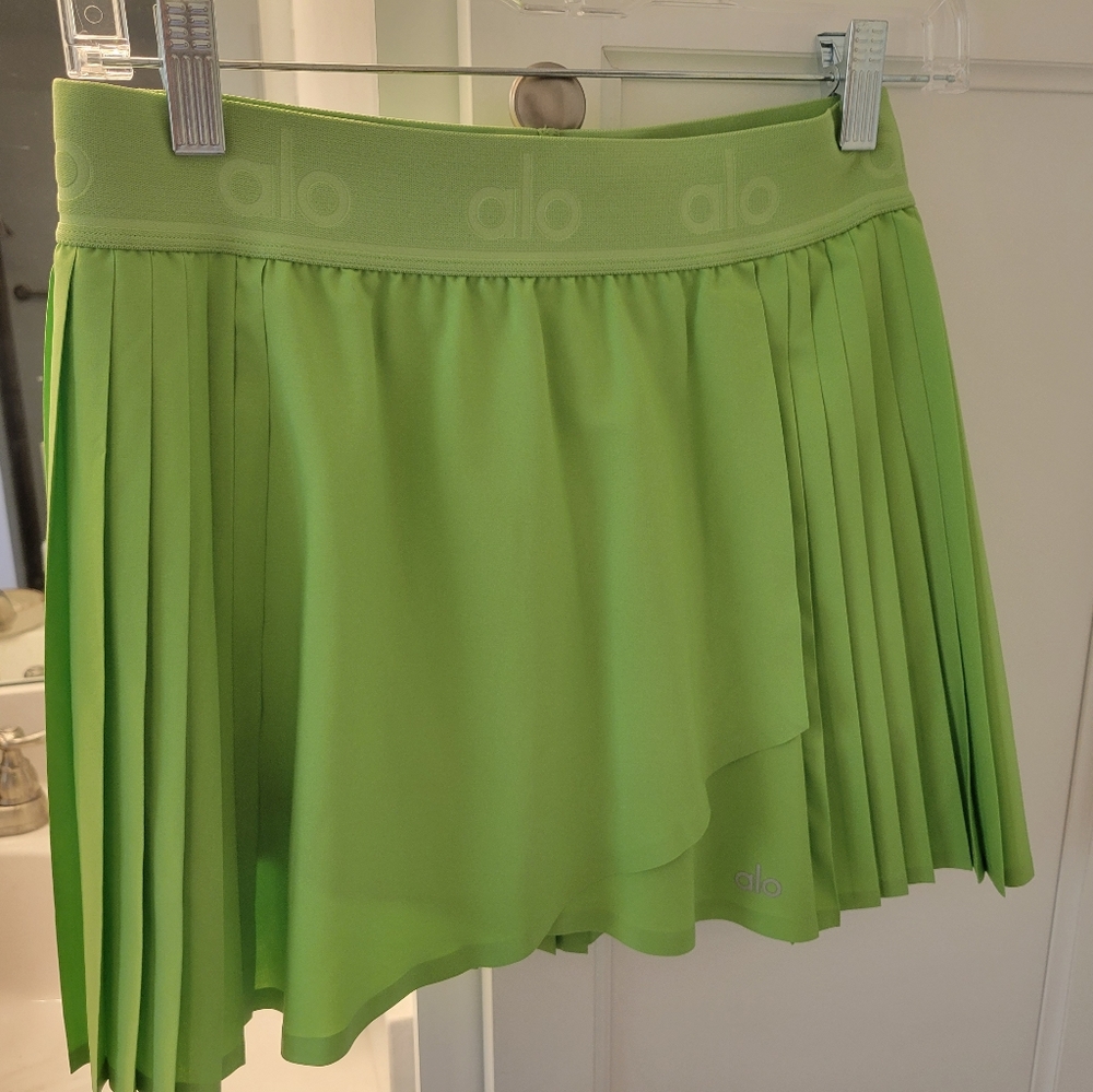 Lime Green Alo yoga pleated tennis skirt with built-in shorts  size small